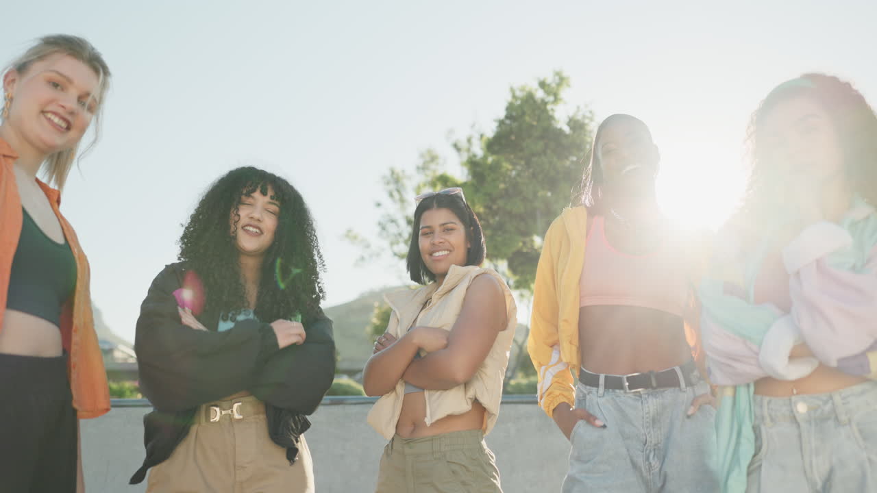 친구, 야외 및 스트리트 패션과 함께 그룹