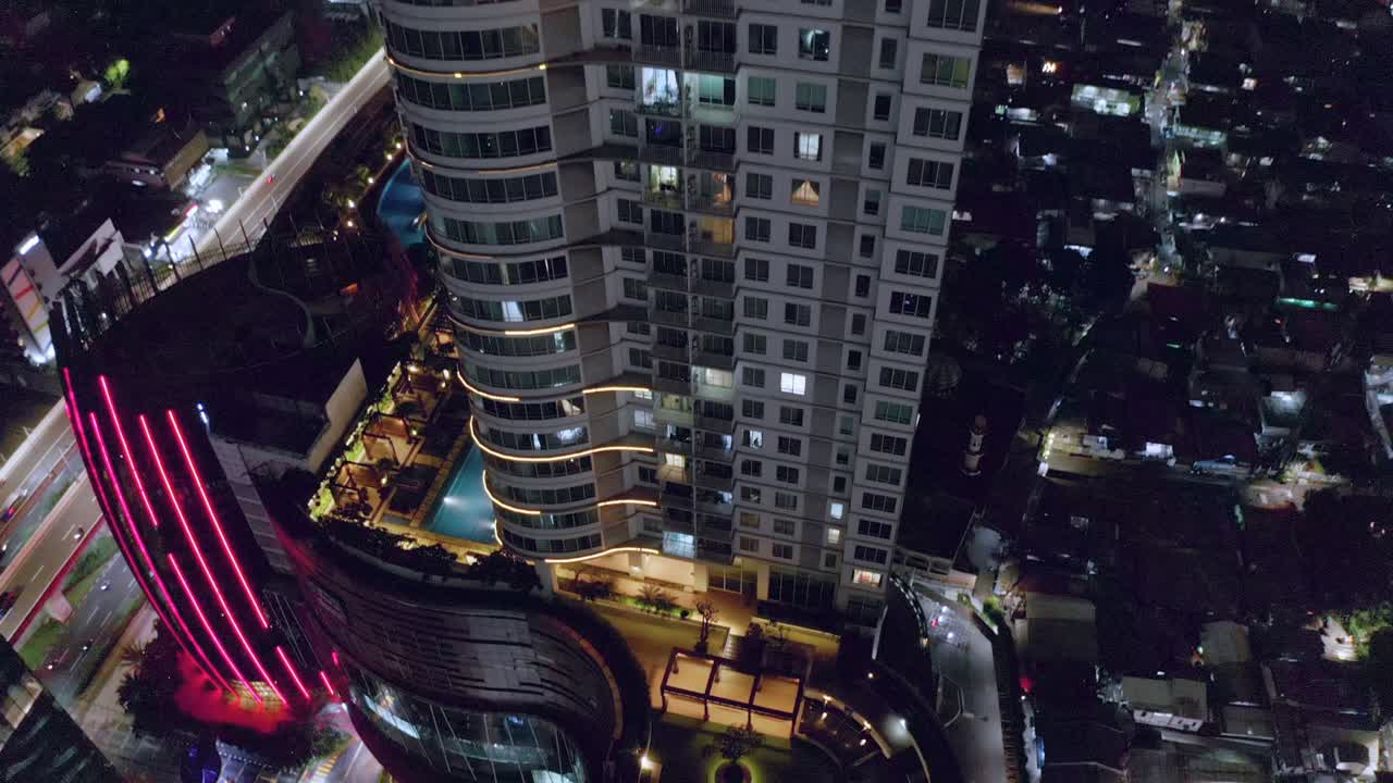vista aérea de un edificio de apartamentos de residencia moderna en la ciudad de kuningan en el sur de yakarta, indonesia