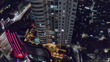 Vista-Aérea-Del-Moderno-Edificio-De-Apartamentos-Residenciales-En-La-Ciudad-De-Kuningan-En-El-Sur-De-Yakarta,-Indonesia