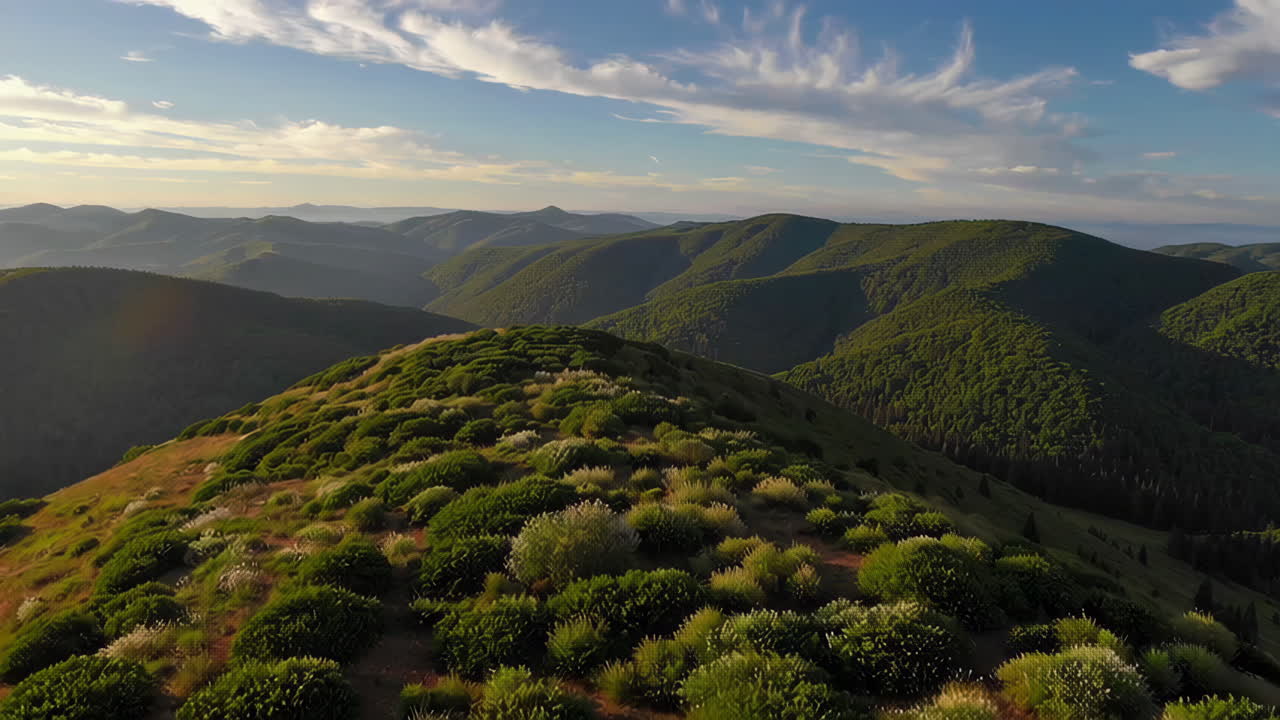 해가 지는 산악 풍경