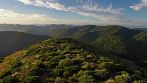 paisaje montañoso al atardecer