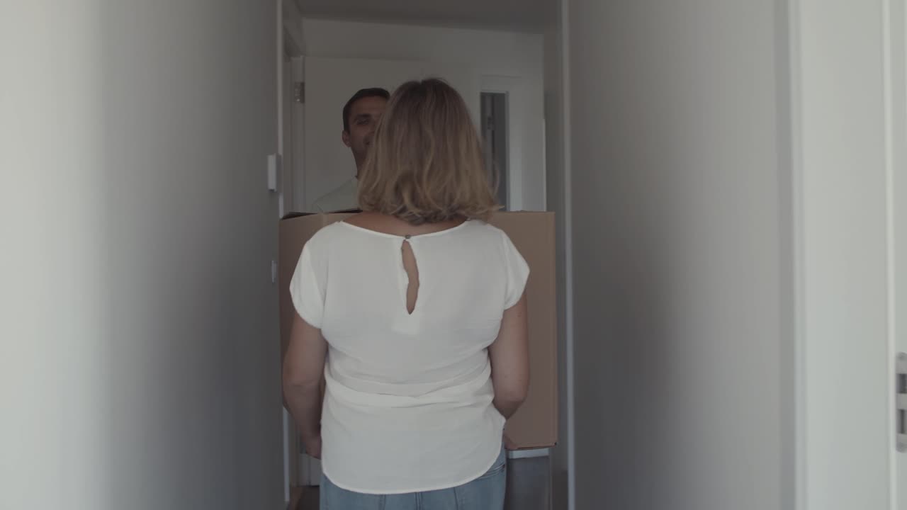 부부 가 아파트 를 떠나는