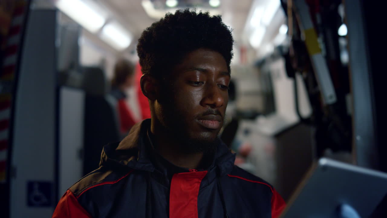 médico afroamericano desplazándose en la pantalla de la tableta