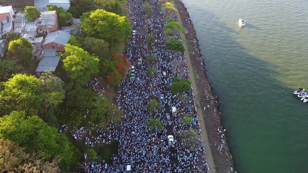 una multitud de aficionados argentinos celebrando con alegría la victoria en la copa del mundo de qatar 2022