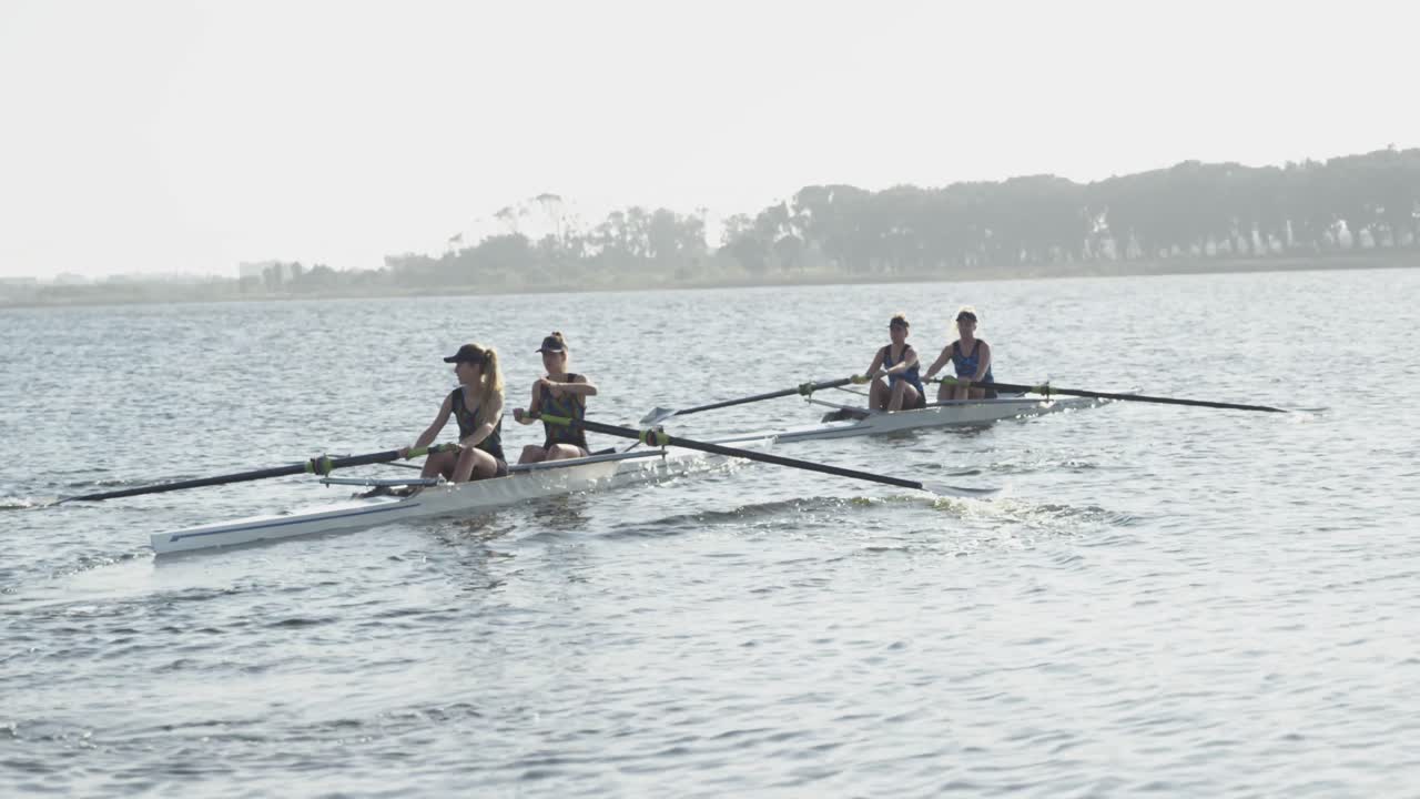 여자 로잉 팀 이 강 에서 훈련 하고 있다