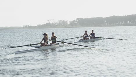 Weibliche-Rudermannschaft-Trainiert-Auf-Einem-Fluss