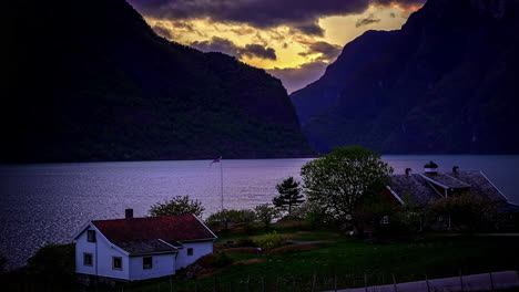 Lapso-De-Tiempo-De-Una-Pequeña-Casa-En-La-Orilla-De-Los-Fiordos-En-Noruega-Al-Atardecer