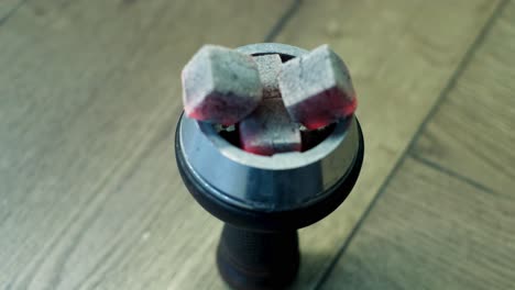 carbón de narguile en un cuenco