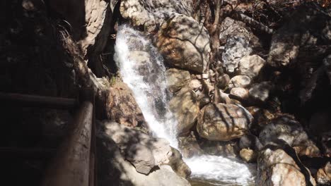 Pequeña-Cascada-En-El-Cañón-Del-Solsticio,-Malibu