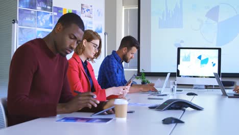 Mixed-Race-Business-Team-Arbeitet-An-Multimedia-Geräten-Im-Modernen-Büro-4K