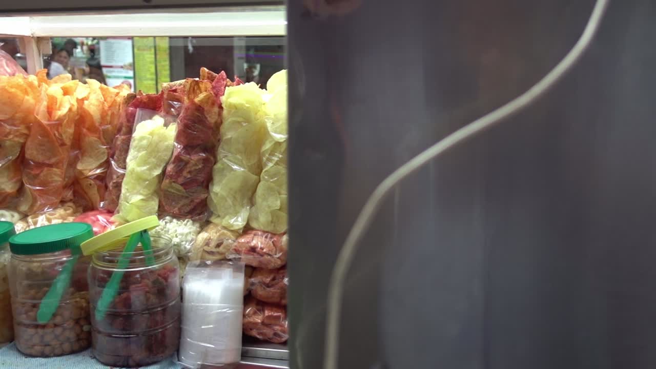 disparo de bolsas y frascos de bocadillos de maíz mexicano y papas fritas