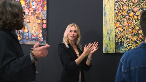 visita a una galería de arte