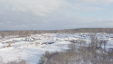 Schneebedeckter-Industriematerial-Versorgungshof-Im-Winter,-Luftüberführung