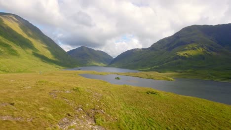 Hermosa-Cordillera-Con-Pastizales-Y-Lago-4k