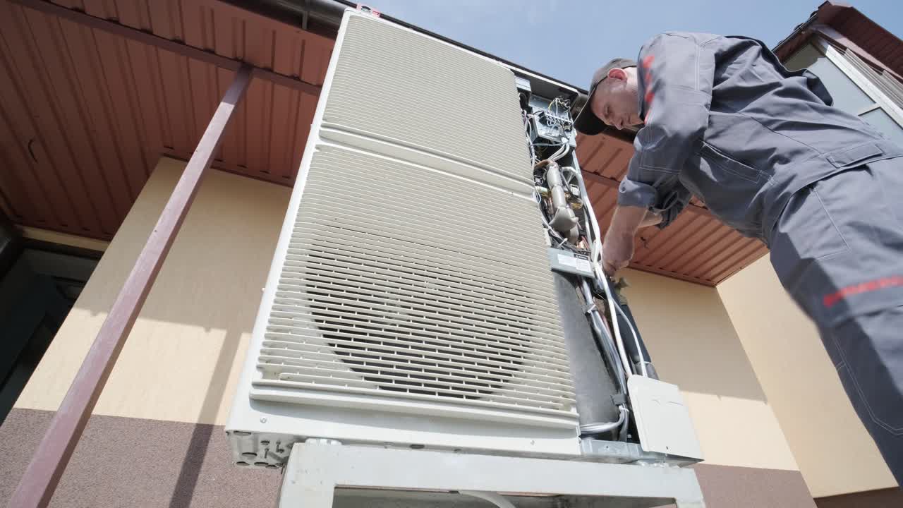 técnico de hvac instala sistemas de calefacción, ventilación y aire acondicionado. bomba de calor