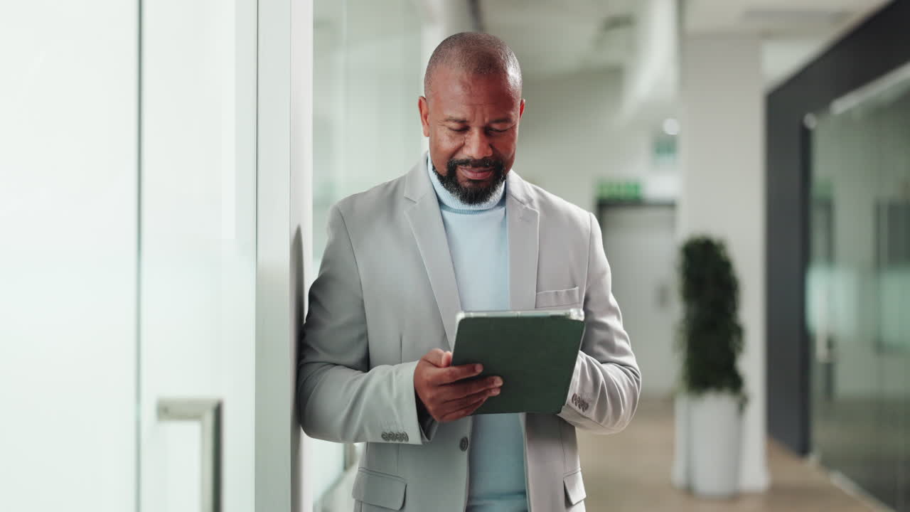 Professionel mand bruger digital tablet i moderne kontorgang.