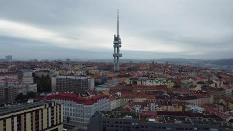 aufsteigende luftdrohnenansicht von prag und zizkov-turm, stadtpanorama, hauptstadt der tschechischen republik