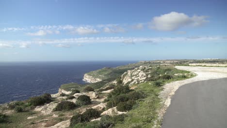 paisaje de acantilados de dingli y mar mediterráneo azul con cielo azul claro en malta