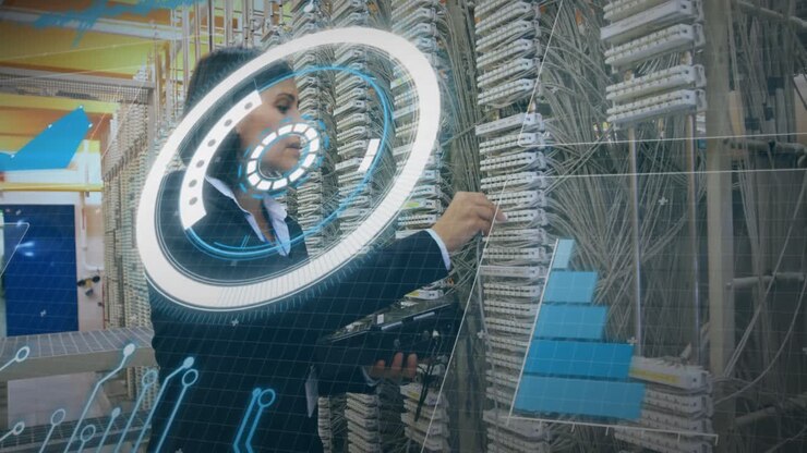 Animation af scanning og databehandling over kaukasisk IT-kvinde ved computerserver