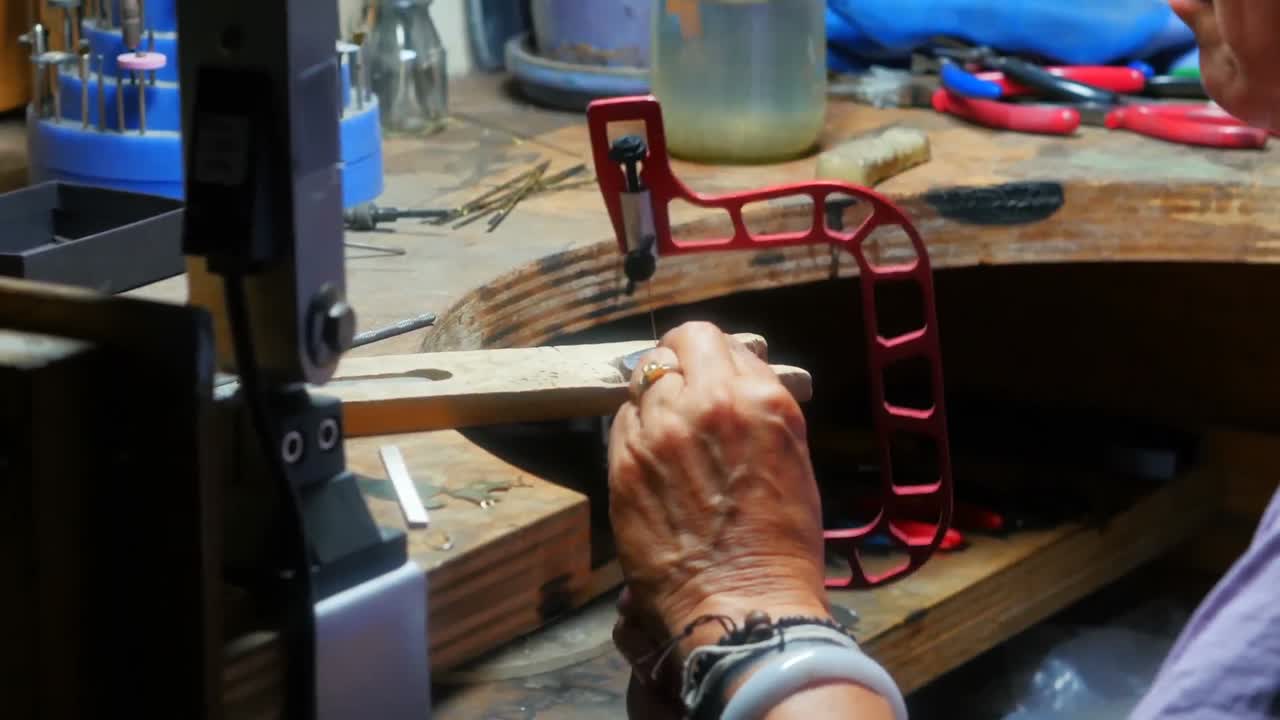 artesana que trabaja en un taller