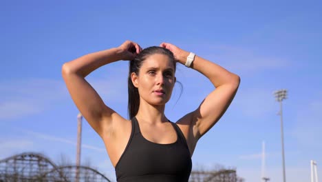 mujer atlética fuerte ata el cabello antes de comenzar a correr