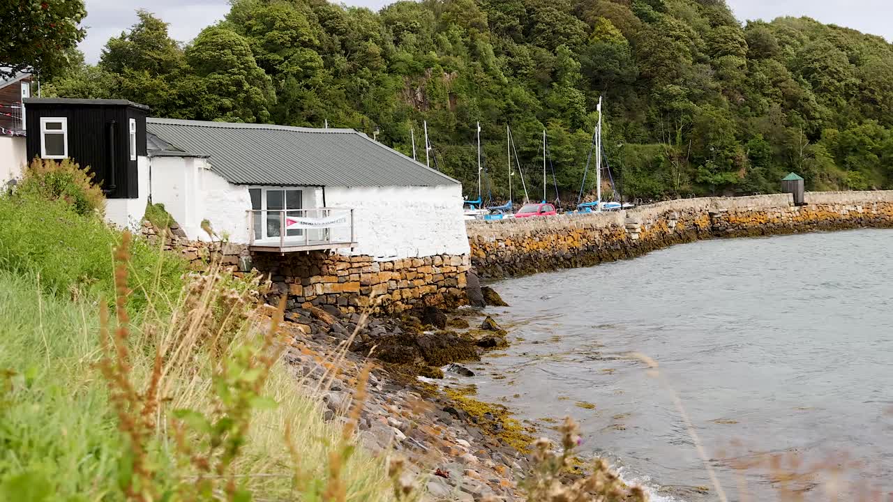 울창한 초록색으로 강변에 있는 집