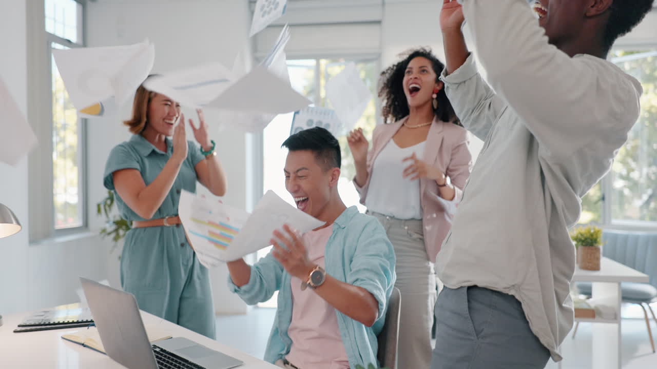 축하, 승리 및 팀 종이를 던지기