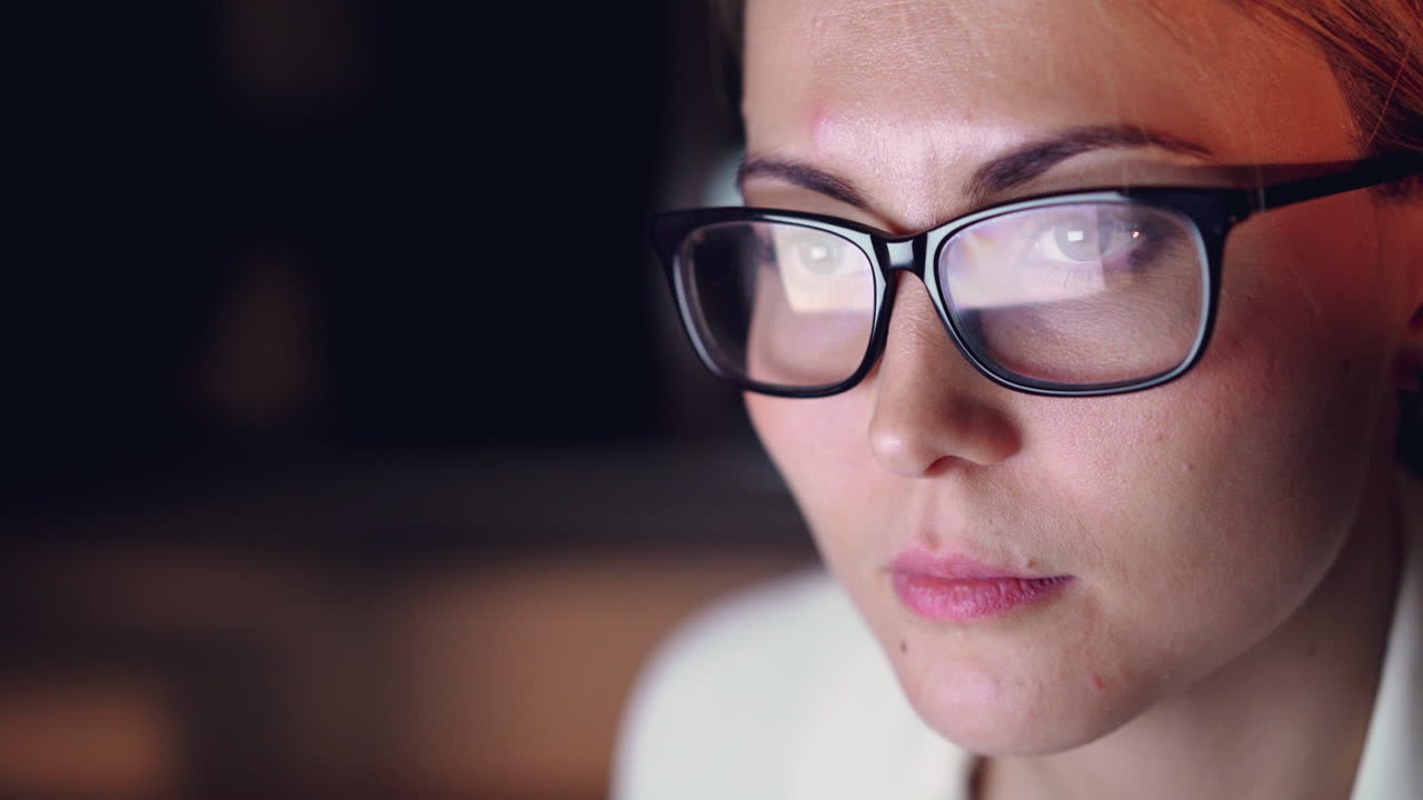 mujer que trabaja hasta tarde en la noche