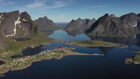 Reine-Lofoten-Es-Un-Archipiélago-En-El-Condado-De-Nordland,-Noruega.