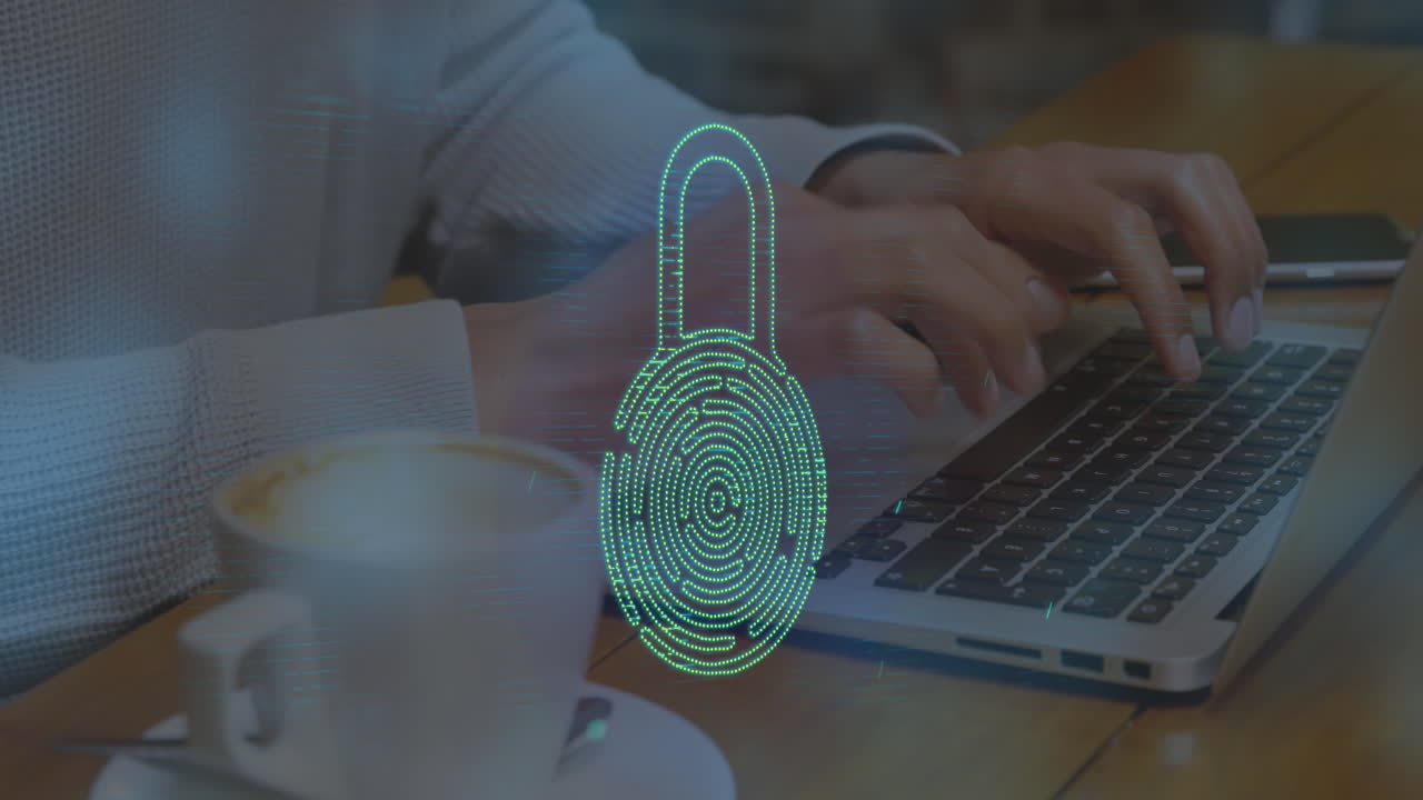 animación de huellas digitales en un candado sobre la sección media de un hombre caucásico trabajando en una computadora portátil en cafés