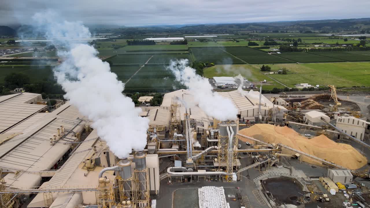 공장 굴 ⁇ 과 생산 홀, 재료 야드 위의 공중