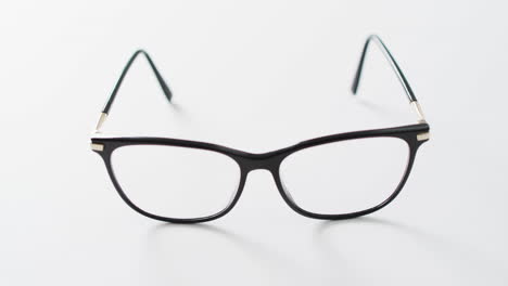 video de un par de gafas sobre un fondo blanco con espacio de copia