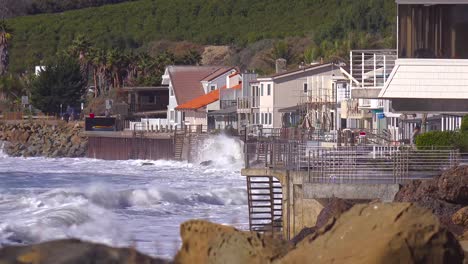 Riesige-Wellen-Und-Brandung-Stürzen-Während-Eines-Sehr-Großen-Sturmereignisses-In-Südkalifornien-Strandhäuser-1