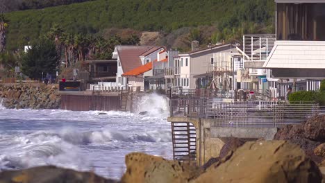enormes olas y surf chocan contra las casas de playa del sur de california durante una gran tormenta 1