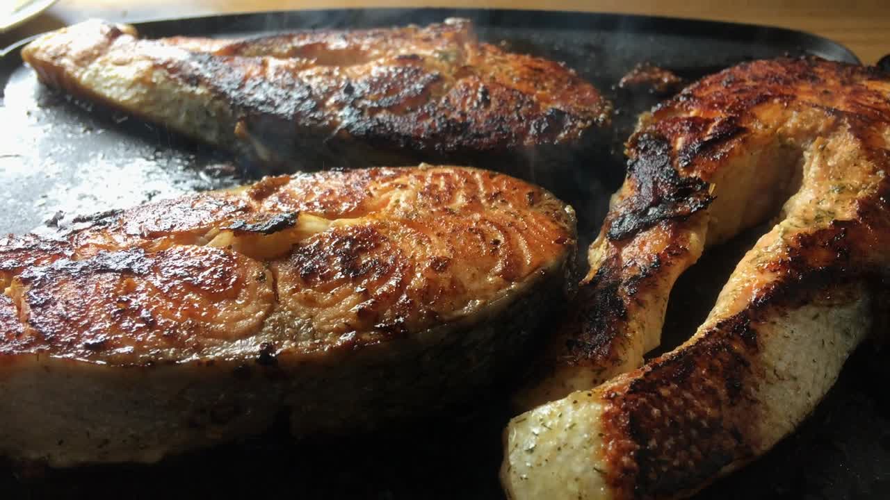 연기가 보이는 실내 전기 쉬운 깨끗한 그릴 블랙 슬레이트에서 바비큐한 신선한 연어 필레