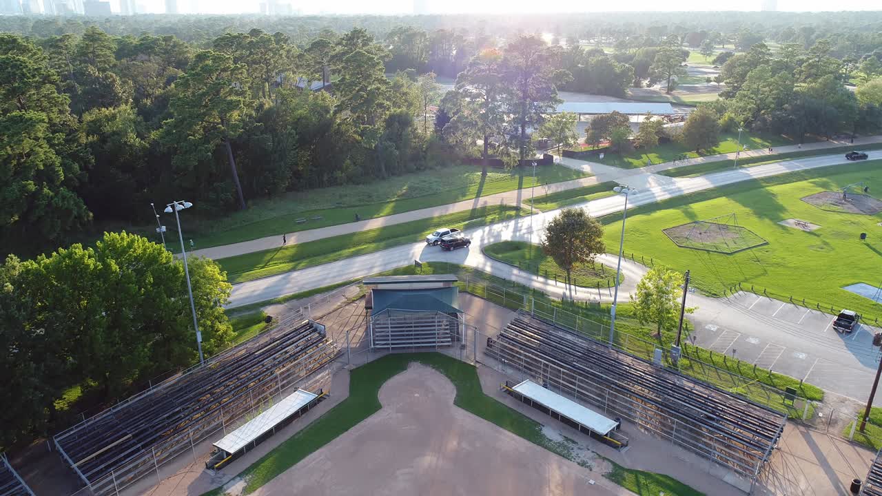 imágenes de drones en el campo de béisbol.