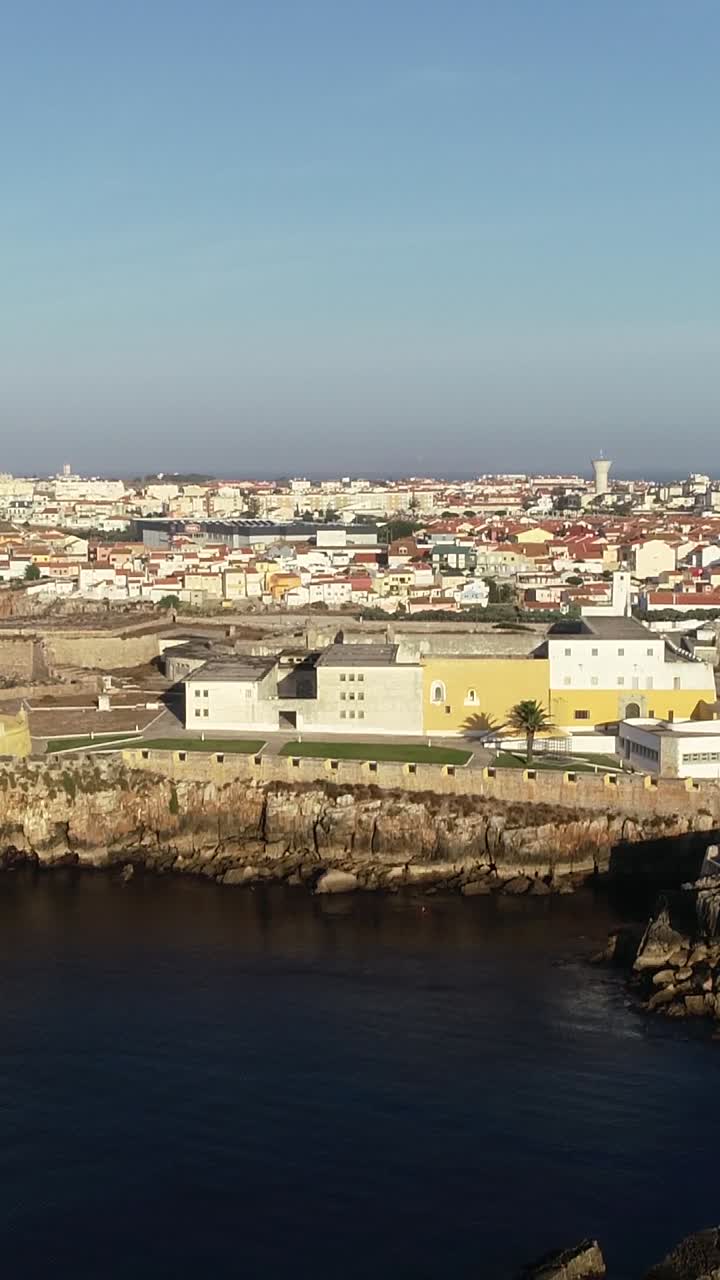 Città di Peniche in Portogallo. Video verticale