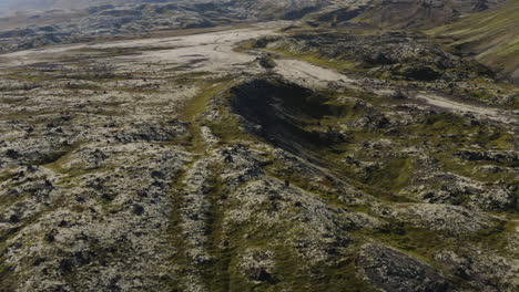 paisaje poco mundano en las regiones nórdicas de las montañas de islandia, antena