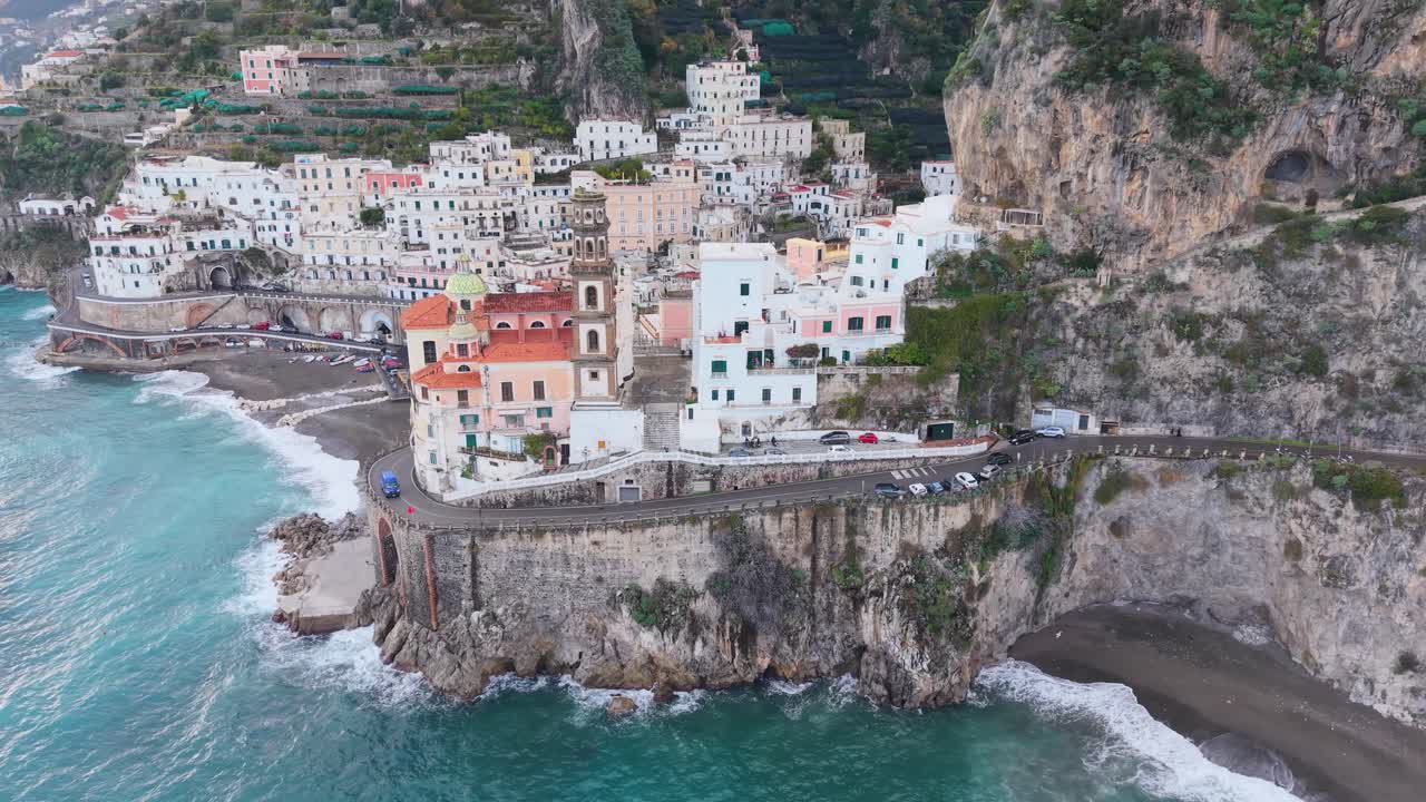 Dronefilmopptak av en historisk kirke på Amalfikysten i Italia, med byen Amalfi i bakgrunnen. Luftfoto som fanger kystlandskapet, middelhavsarkitekturen og de naturskjønne omgivelsene
