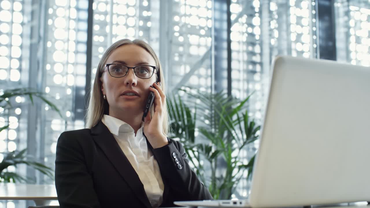 gerente femenina hablando por teléfono en el espacio de trabajo