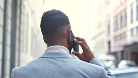 Stylish-and-successful-businessman-talking-on-call