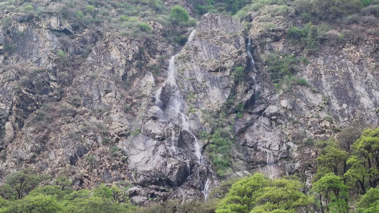 산악 지형 과 울불 한 절벽 과 초록색 이 있는 공중 풍경