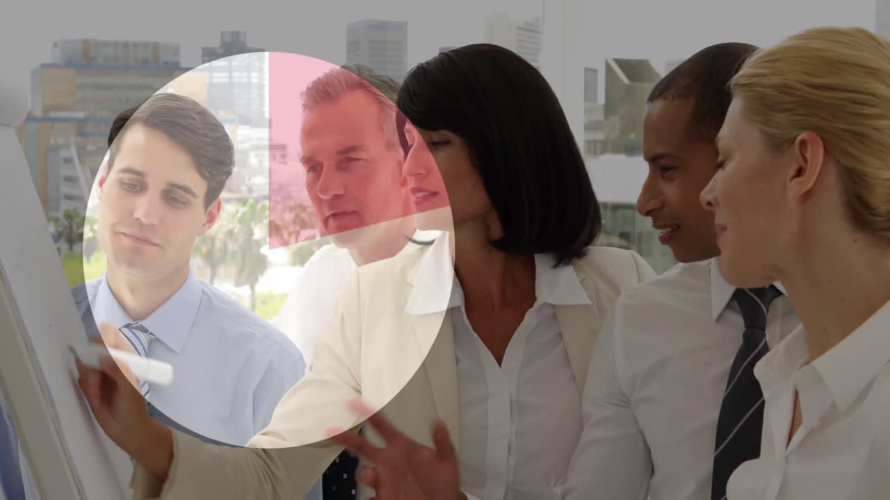 animación del gráfico de pie procesamiento de datos financieros sobre diversas personas de negocios.