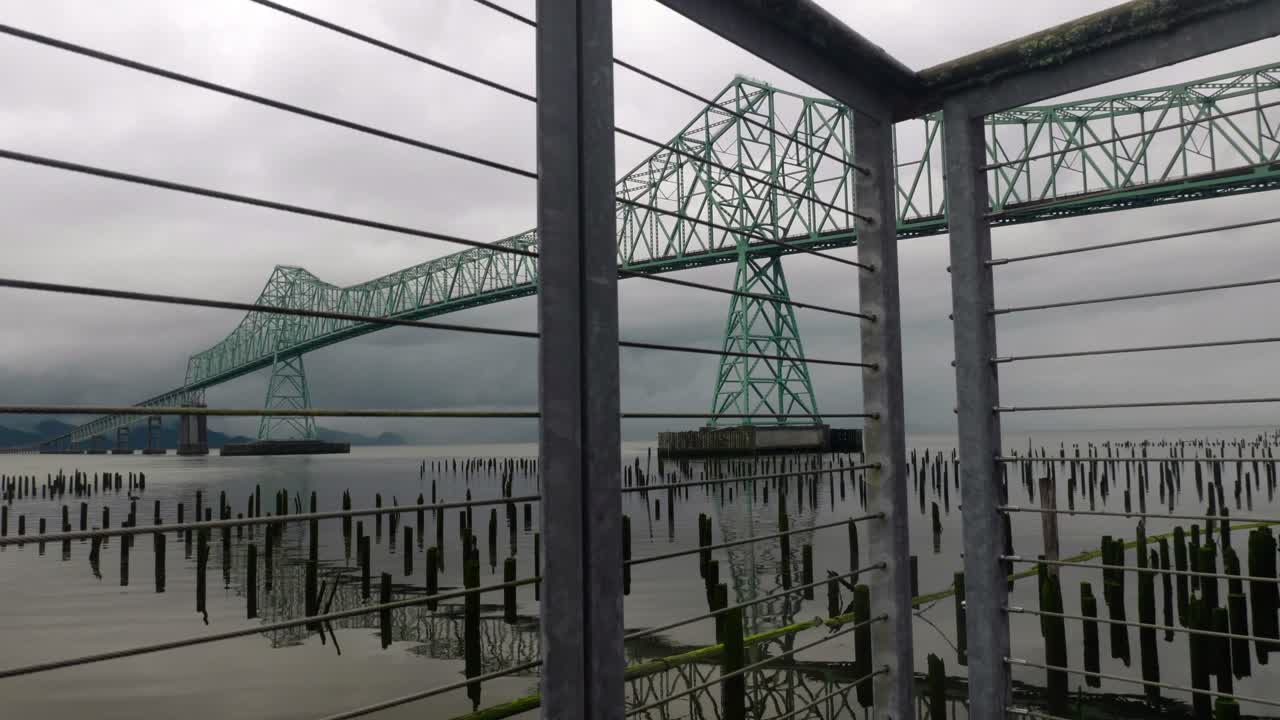 puente sobre el río columbia disfrutado a través de barandilla de cable