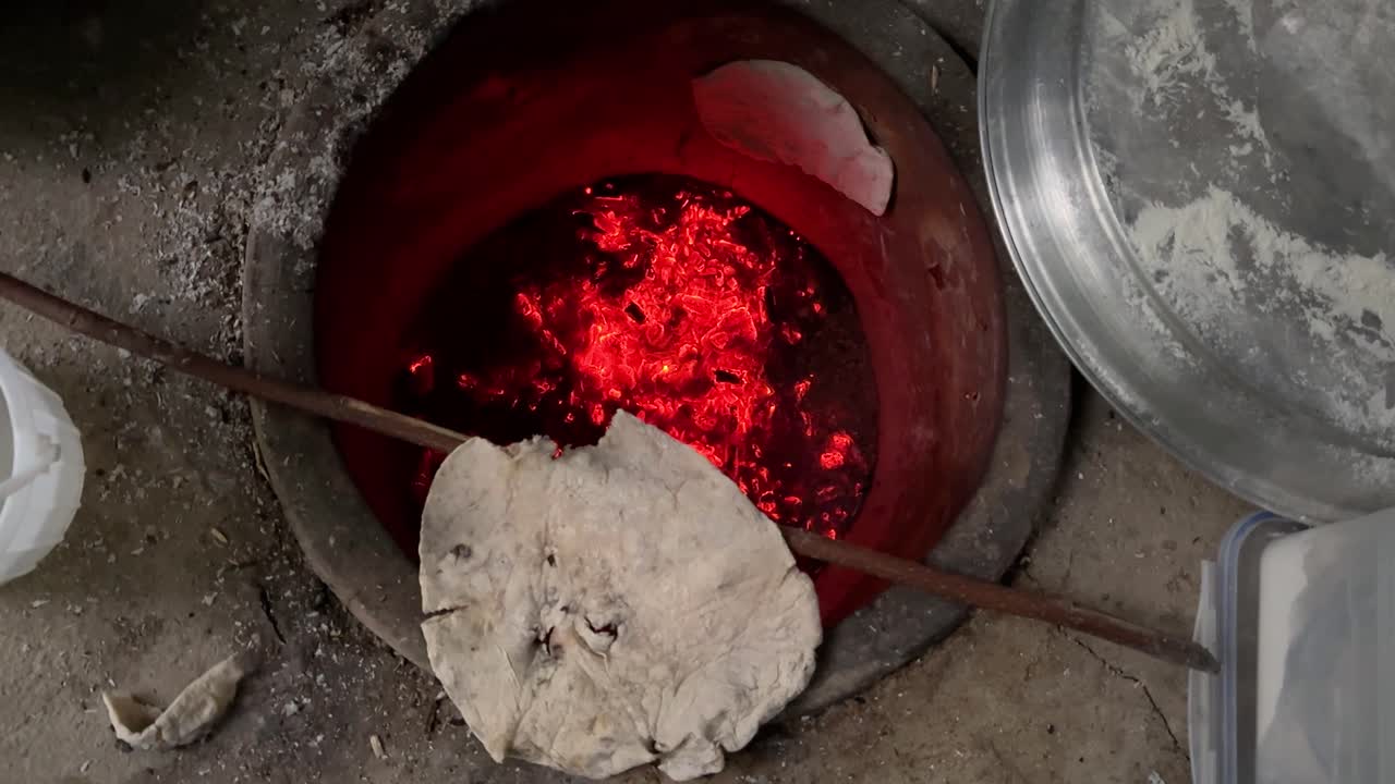 ⁇ 은 석탄 나무 불 목탄 불 캠프 불 나무 불 타는 점토 땅 오븐 전통적인 사람들이 중동의 삶 이란 길란 라슈트 숲 산 풍경 마을 마을 오래된 고대 역사  ⁇