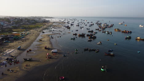 Morning-seafood-ritual-of-Mui-ne,-loading-trucks,-unloading-boats