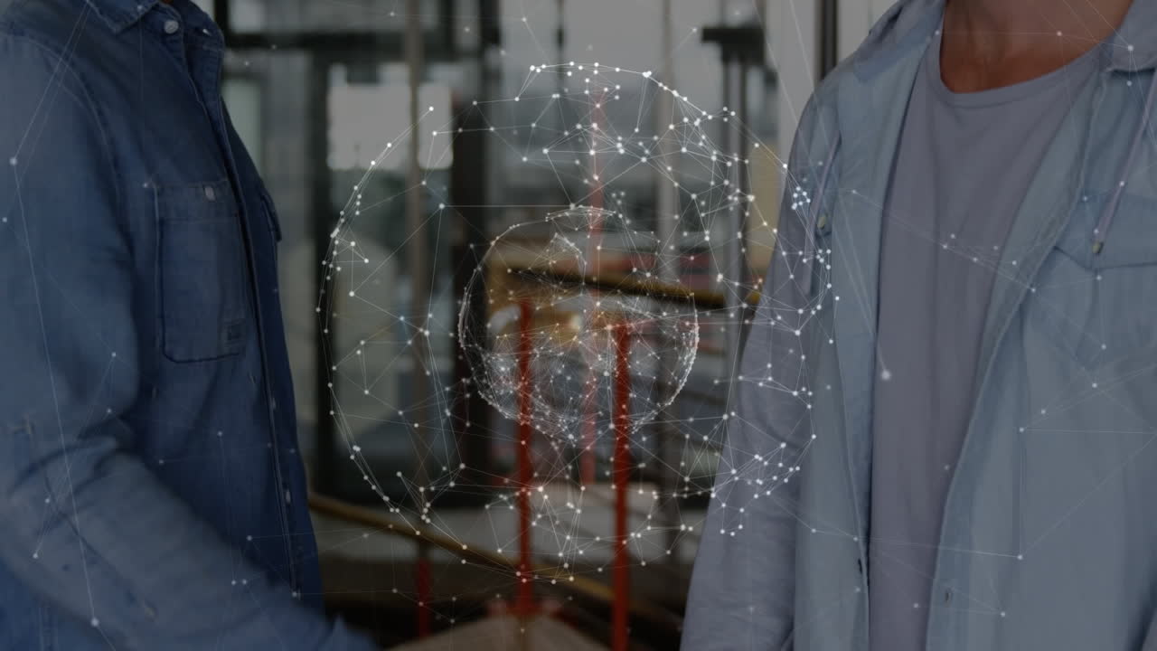 анимация глобуса сети связей над двумя счастливыми разнообразными мужчинами, обсуждающими в офисе