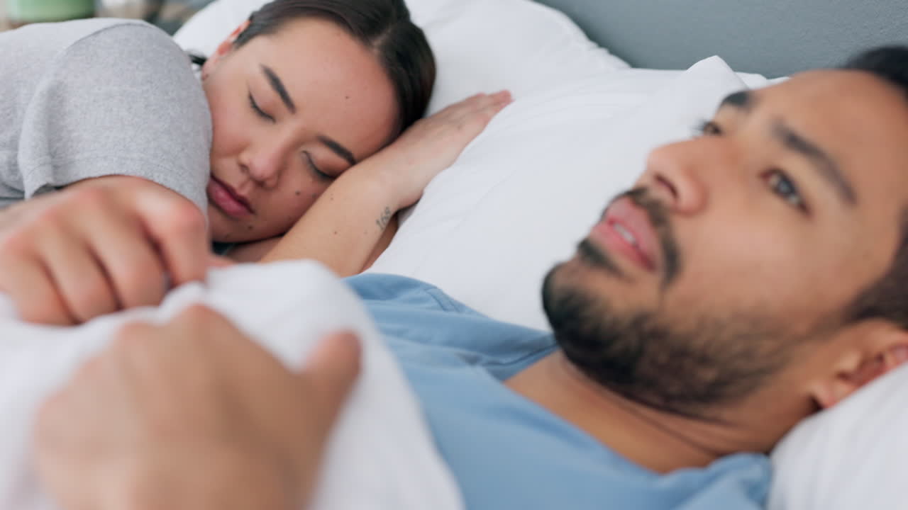 pareja asiática, depresión y engaño error