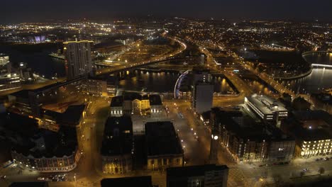 Sobrevuelo-Aéreo-Del-Centro-De-La-Ciudad-De-Belfast-Y-El-Río-Lagan-Por-La-Noche