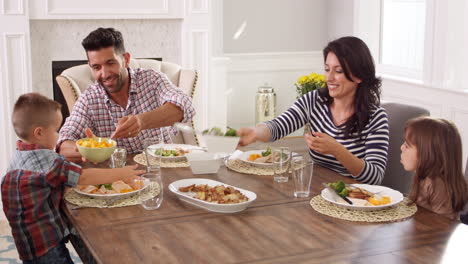 familie genießt eine mahlzeit am tisch, gefilmt auf r3d